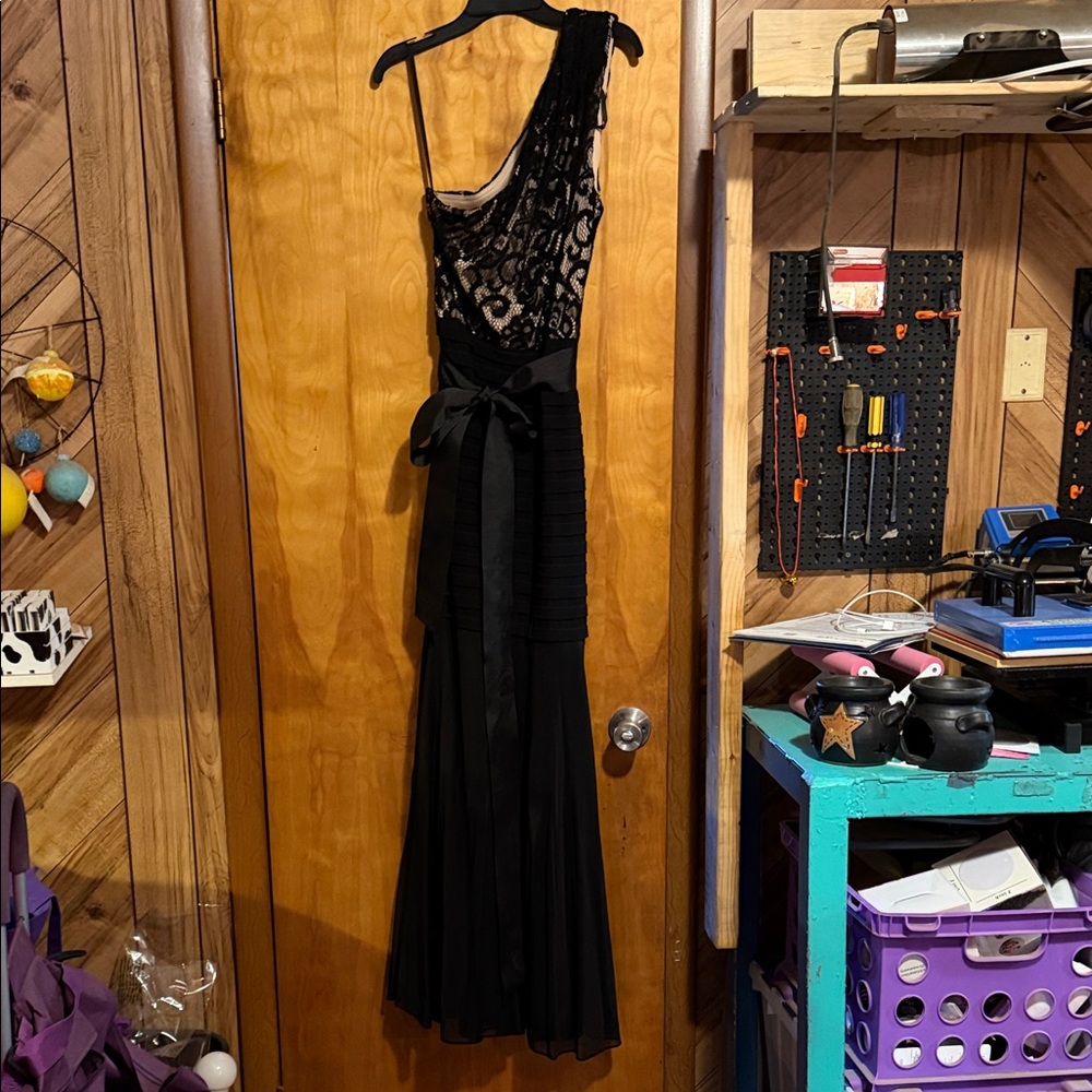 Chic Black Velvet One-Shoulder Dress